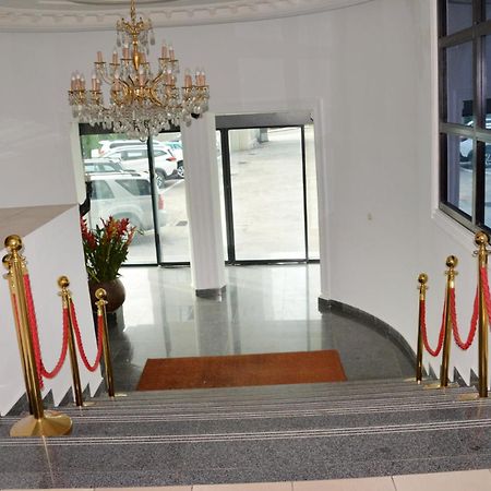 Hotel Vallee Des Princes Douala Bagian luar foto