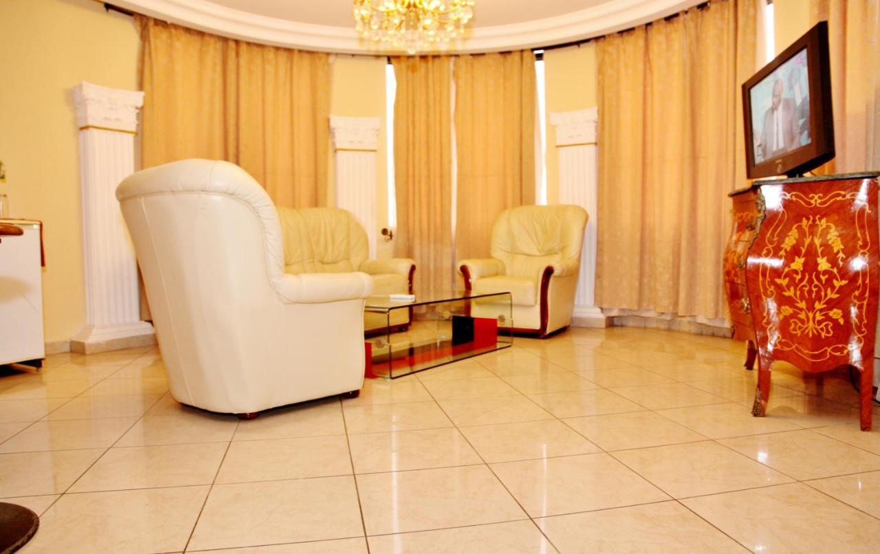 Hotel Vallee Des Princes Douala Bagian luar foto