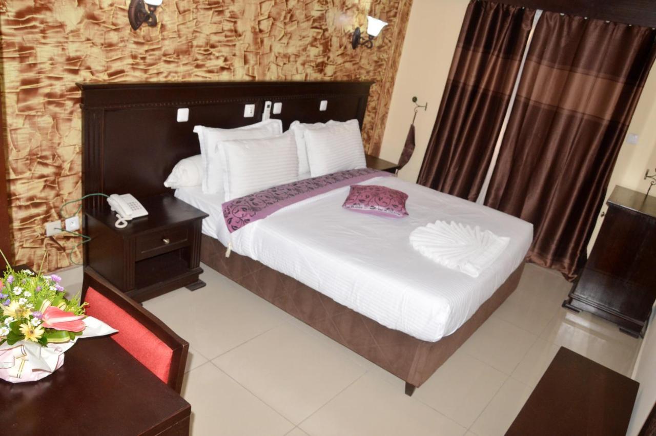 Hotel Vallee Des Princes Douala Bagian luar foto