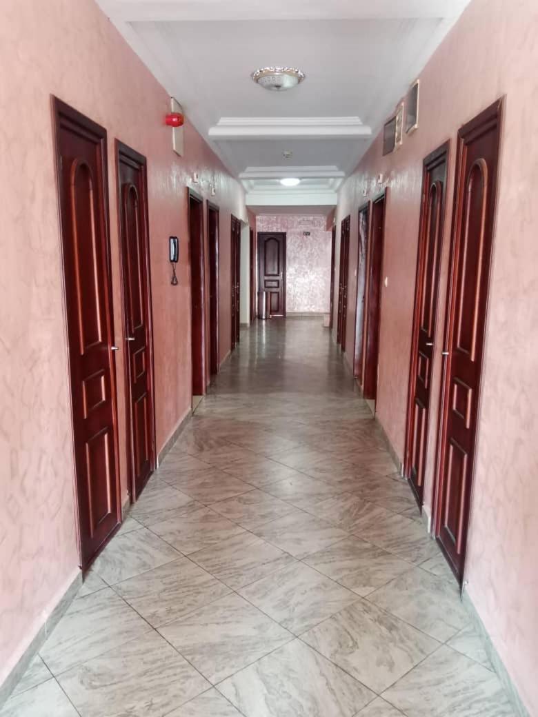 Hotel Vallee Des Princes Douala Bagian luar foto