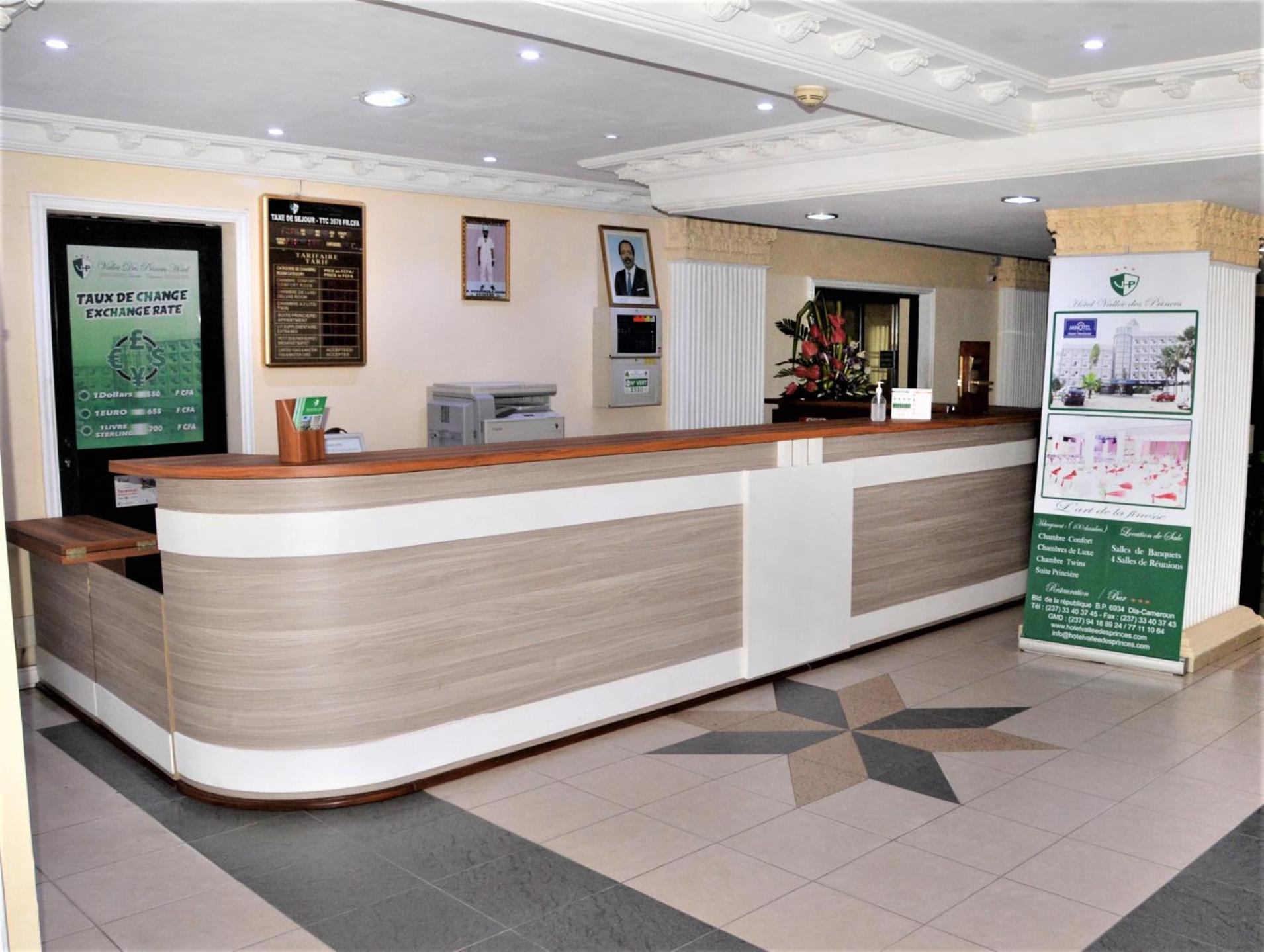 Hotel Vallee Des Princes Douala Bagian luar foto