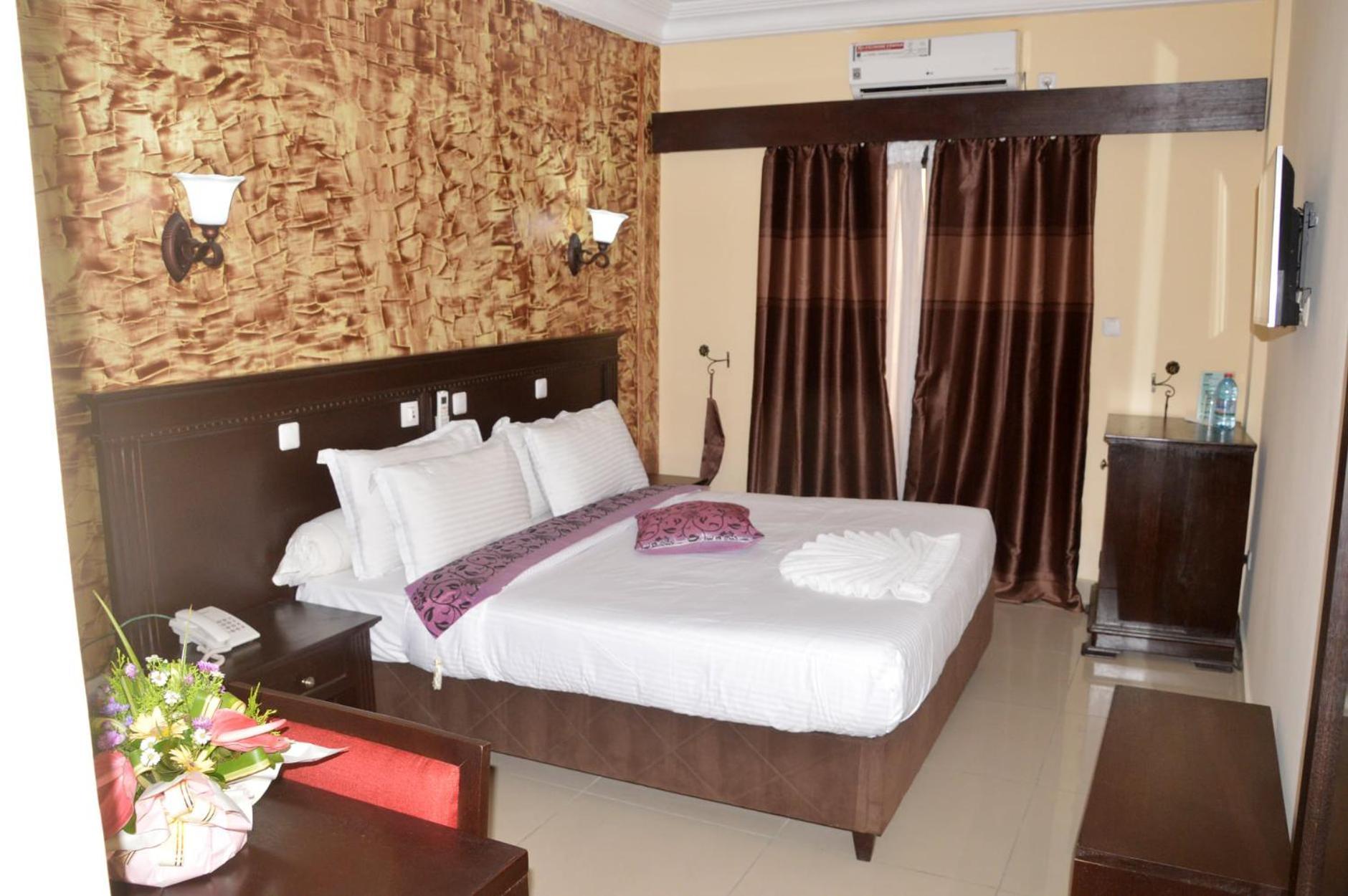 Hotel Vallee Des Princes Douala Bagian luar foto