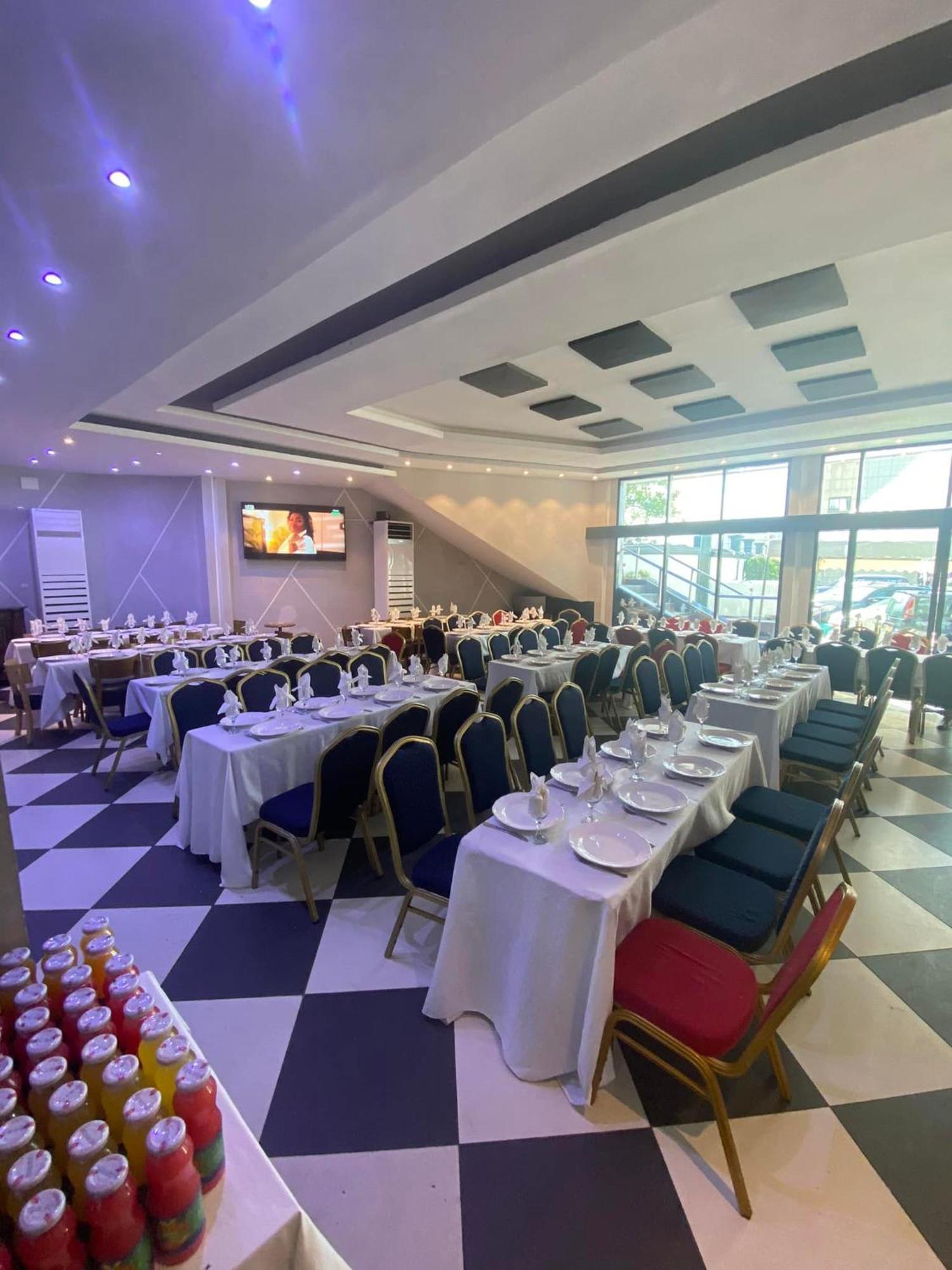 Hotel Vallee Des Princes Douala Bagian luar foto