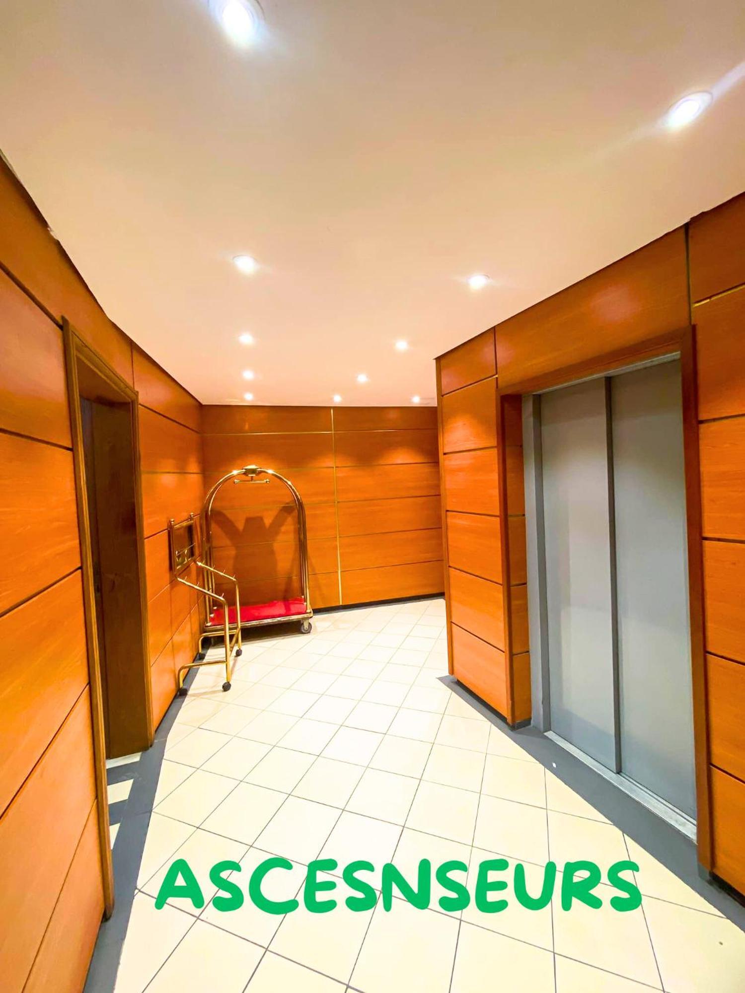 Hotel Vallee Des Princes Douala Bagian luar foto